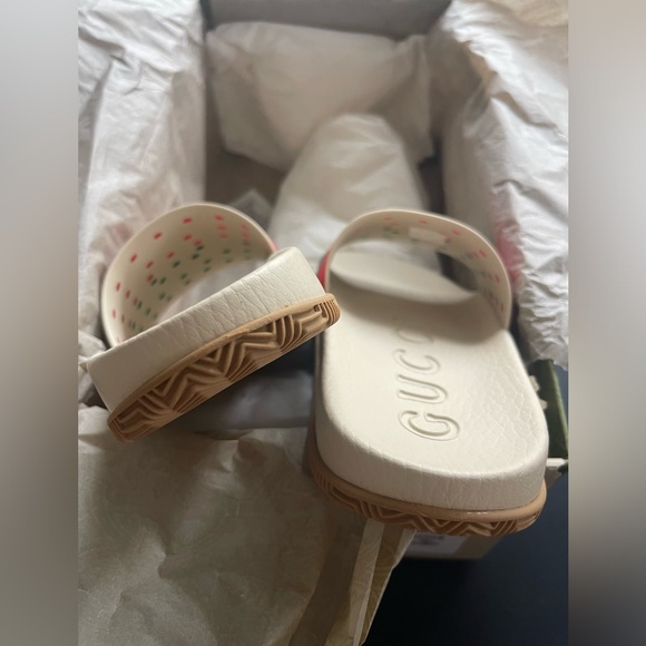 New Gucci GG Interlocking Logo Rubber Sandals - Picture 14 of 16